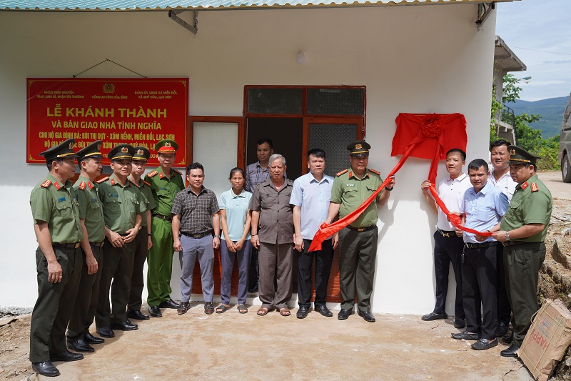 Công an tỉnh Hòa Bình khởi công và khánh thành bàn giao nhà tình nghĩa -0