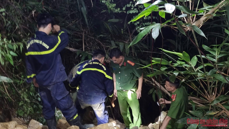 Công an Bắc Kạn chạy đua thời gian, giải cứu 2 người bị mắc kẹt do sập hầm -2
