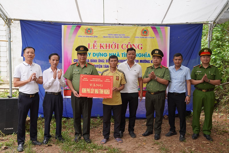 Công an tỉnh Hòa Bình khởi công và khánh thành bàn giao nhà tình nghĩa -0
