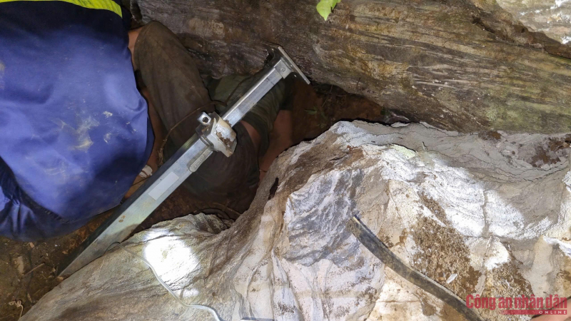 Công an Bắc Kạn chạy đua thời gian, giải cứu 2 người bị mắc kẹt do sập hầm -0