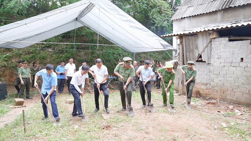 Công an tỉnh Hòa Bình khởi công và khánh thành bàn giao nhà tình nghĩa -1