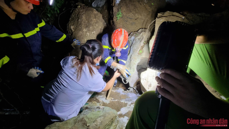 Công an Bắc Kạn chạy đua thời gian, giải cứu 2 người bị mắc kẹt do sập hầm -1