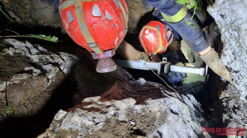 Công an Bắc Kạn chạy đua thời gian, giải cứu 2 người bị mắc kẹt do sập hầm -0