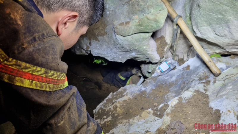 Công an Bắc Kạn chạy đua thời gian, giải cứu 2 người bị mắc kẹt do sập hầm -1