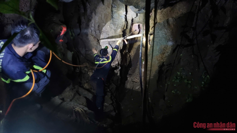 Công an Bắc Kạn chạy đua thời gian, giải cứu 2 người bị mắc kẹt do sập hầm -1