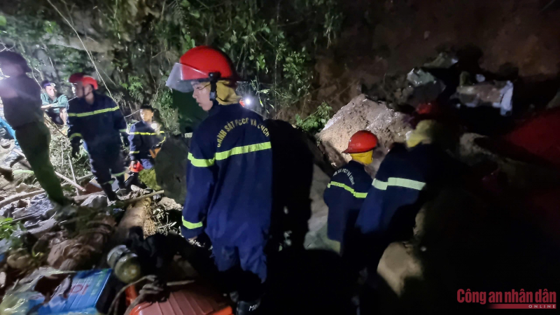 Công an Bắc Kạn chạy đua thời gian, giải cứu 2 người bị mắc kẹt do sập hầm -1