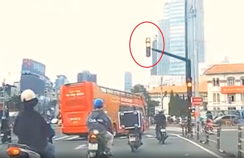 Tài xế xe buýt 2 tầng  vượt đèn đỏ xem thường tính mạng người đi đường -0