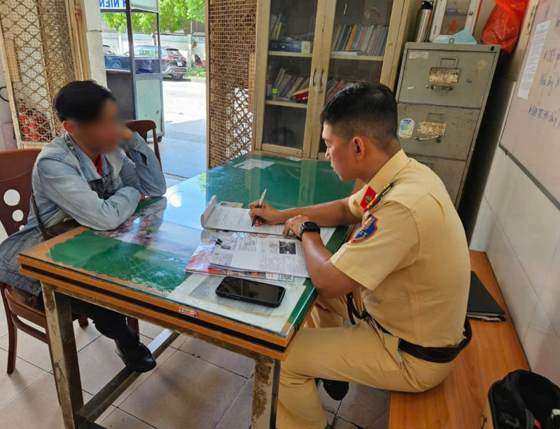 Tài xế xe buýt 2 tầng  vượt đèn đỏ xem thường tính mạng người đi đường -0