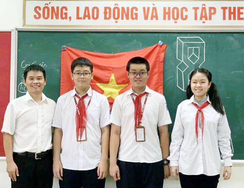 Lớp học có 4 thủ khoa và 12 giải nhất cấp thành phố -0