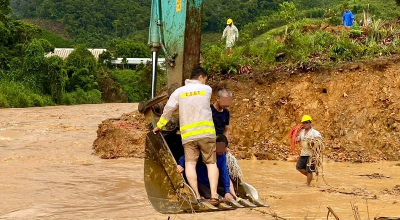 Lực lượng Công an dũng cảm cứu người giữa dòng lũ dữ -0