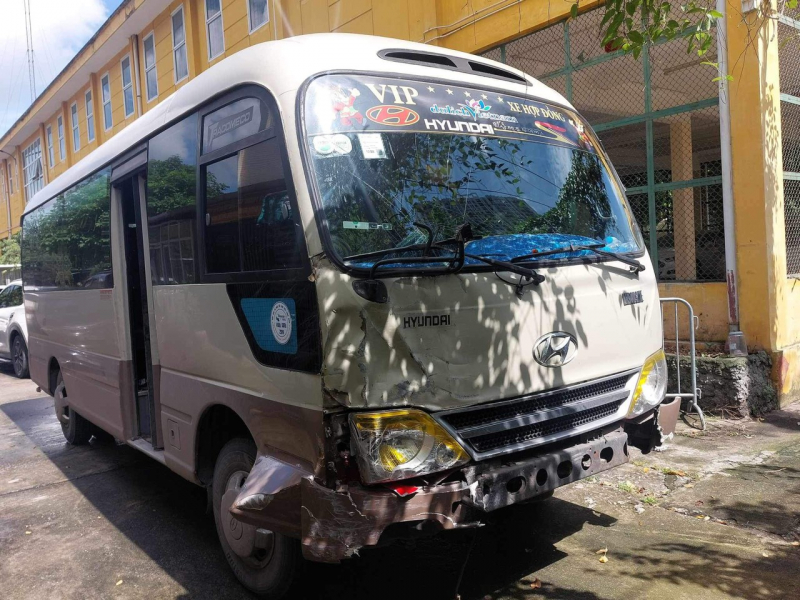 Tài xế xe khách vượt đèn đỏ gây tai nạn đã bị triệu tập làm việc -0