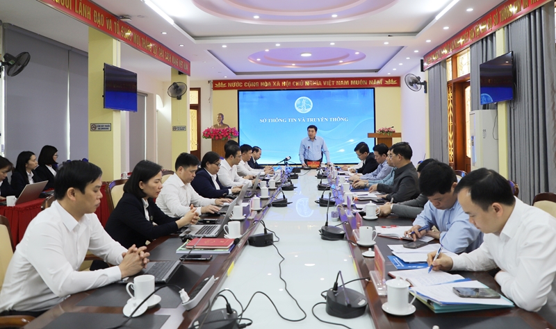 quyền bí thư tỉnh ủy nguyễn mạnh dũng chủ trì buổi làm việc với sở thông tin và truyền thông.jpg -0
