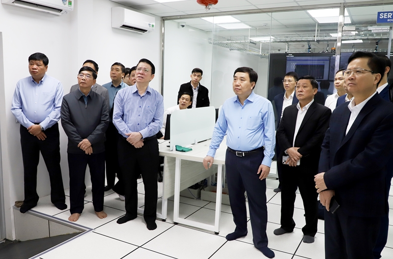 quyền bí thư tỉnh ủy nguyễn mạnh dũng thăm trung tâm tích hợp dữ liệu của tỉnh tại sở thông tin và truyền thông..jpg -0