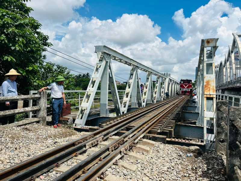 Đường sắt thông tàu hỏa qua cầu Quay cũ sau sự cố sà lan va chạm  -0
