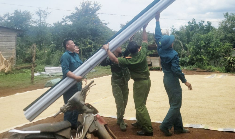 Công an huyện Đắk Mil phối hợp hỗ trợ nhân dân khắc phục hậu quả sau giông lốc -0