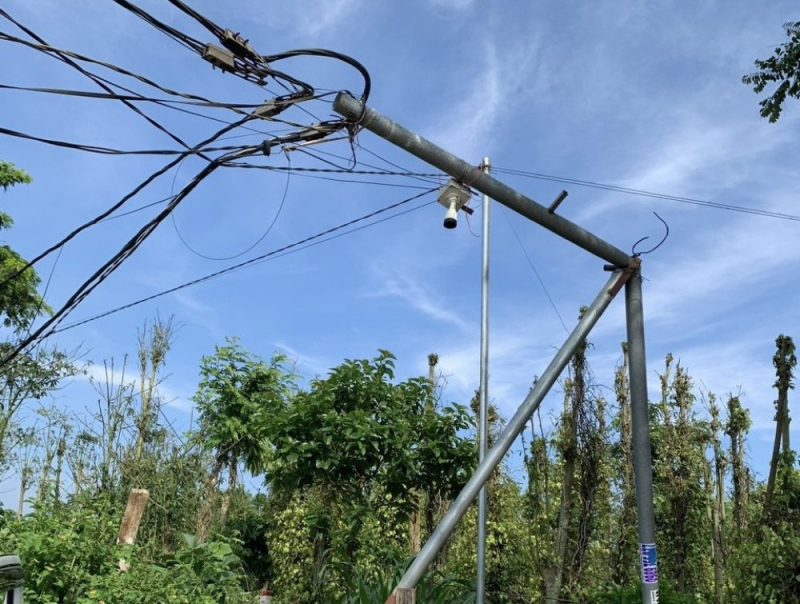 Công an huyện Đắk Mil phối hợp hỗ trợ nhân dân khắc phục hậu quả sau giông lốc -1