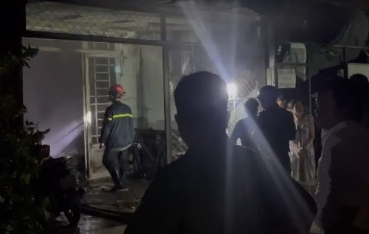 Dập tắt đám cháy nhà dân, cứu hộ phát hiện thi thể cháy đen -1