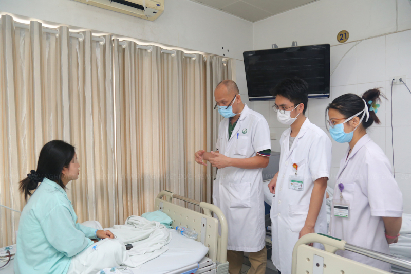 Hai phụ nữ mù mắt và hoại tử ngực do tiêm filler làm đẹp -0