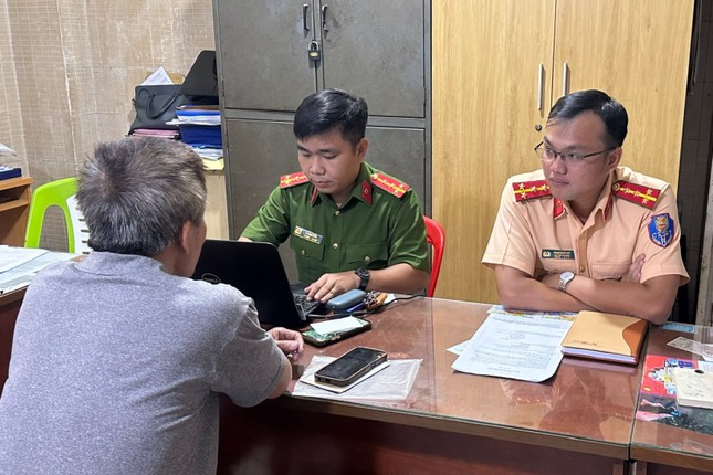 Tấn công người phụ nữ giữa đường, tài xế taxi công nghệ bị mời lên làm việc -0