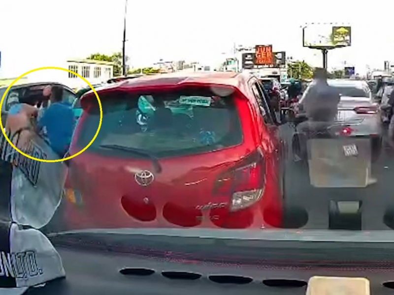 Tấn công người phụ nữ giữa đường, tài xế taxi công nghệ bị mời lên làm việc -0