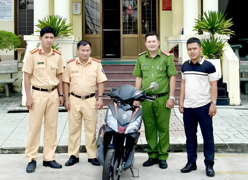 CSGT Bạc Liêu trao trả xe máy bị mất cắp cách nay 5 năm  -0