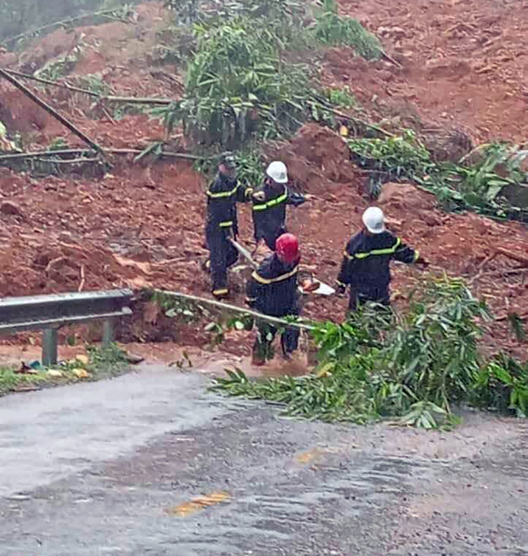 Huy động hằng trăm CBCS cùng các lực lượng tham gia tìm kiếm nạn nhân và khắc phục hậu quả sạt lở đất -0