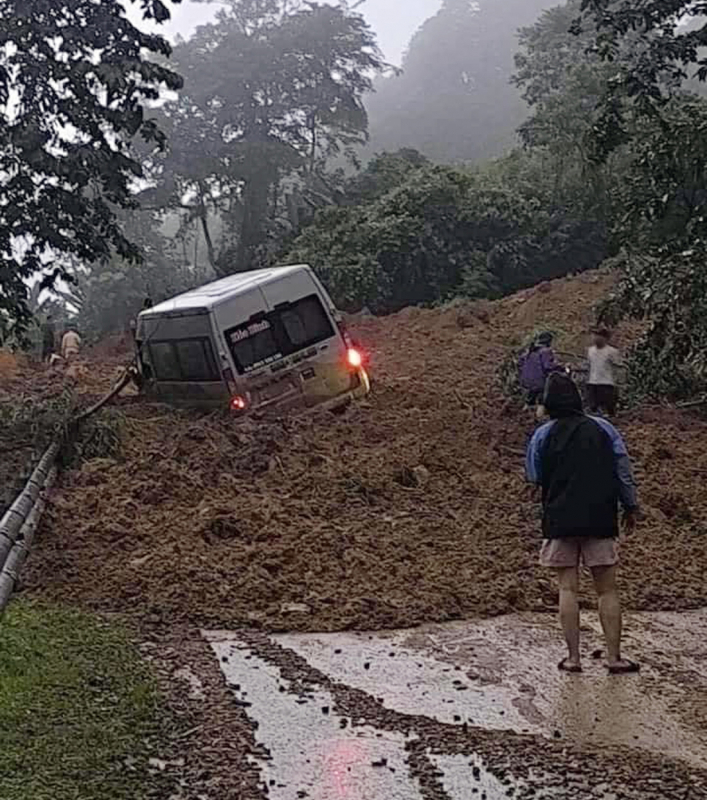 Huy động hằng trăm CBCS cùng các lực lượng tham gia tìm kiếm nạn nhân và khắc phục hậu quả sạt lở đất -0