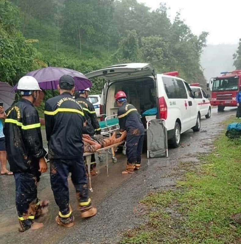 Huy động hằng trăm CBCS cùng các lực lượng tham gia tìm kiếm nạn nhân và khắc phục hậu quả sạt lở đất -1