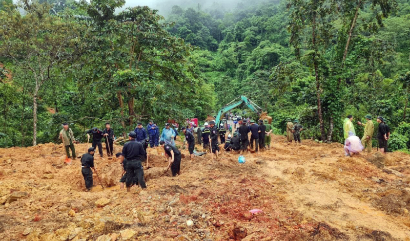 Huy động hằng trăm CBCS cùng các lực lượng tham gia tìm kiếm nạn nhân và khắc phục hậu quả sạt lở đất -0