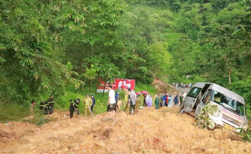 Huy động hằng trăm CBCS cùng các lực lượng tham gia tìm kiếm nạn nhân và khắc phục hậu quả sạt lở đất -1