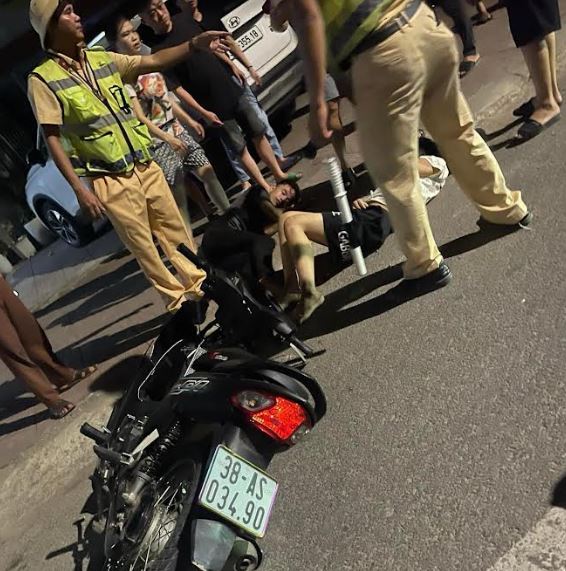 Đầu trần phi xe máy thông chốt, đâm CSGT bị thương -0