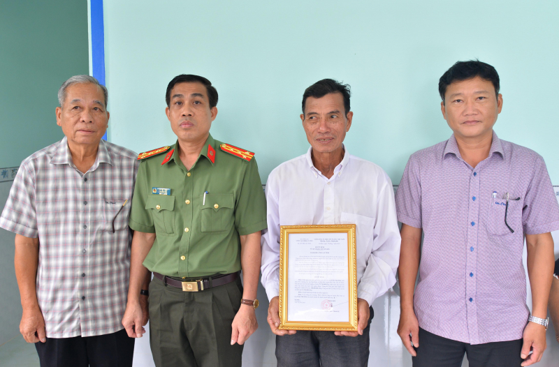 Bàn giao nhà tình nghĩa cho 2 đồng chí tham gia Chuyên án CM12 -1