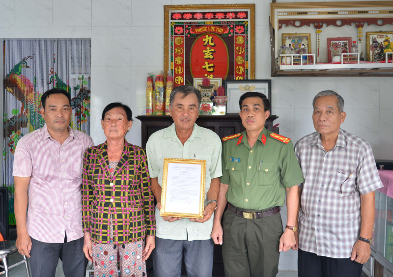 Bàn giao nhà tình nghĩa cho 2 đồng chí tham gia Chuyên án CM12 -0