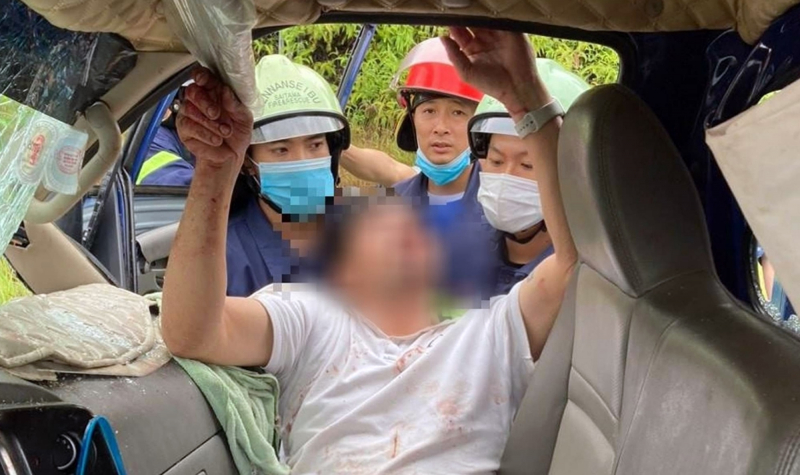 Giải cứu người đàn ông mắc kẹt trong cabin sau tai nạn trên cao tốc -0