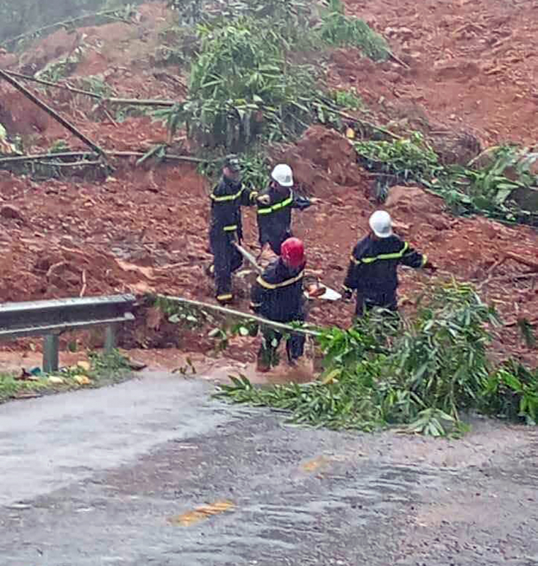 Vụ sạt lở tại Hà Giang: Dừng tìm kiếm nạn nhân, tập trung thông đường -0