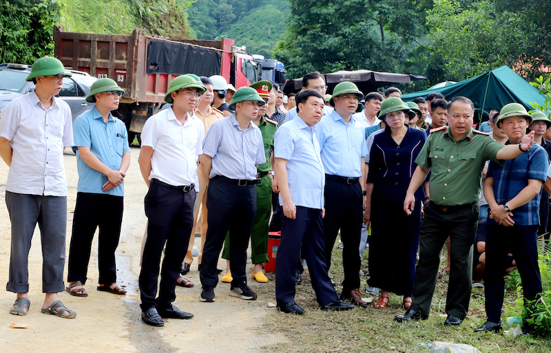 Vụ sạt lở tại Hà Giang: Dừng tìm kiếm nạn nhân, tập trung thông đường -0