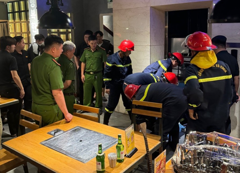 Vào nhà hàng ăn uống, 9 người bị mắc kẹt trong thang máy -0