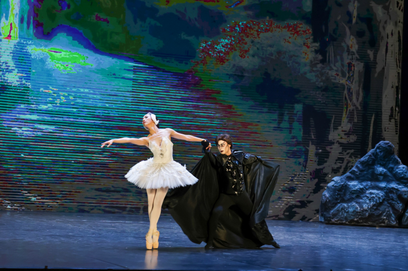 Ballet Hồ Thiên Nga lộng lẫy và đầy mê hoặc trên sân khấu Nhà hát Hồ Gươm  -0