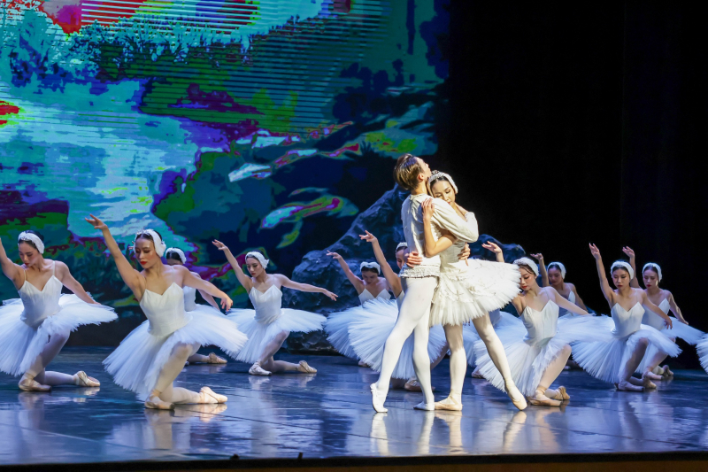 Ballet Hồ Thiên Nga lộng lẫy và đầy mê hoặc trên sân khấu Nhà hát Hồ Gươm  -0