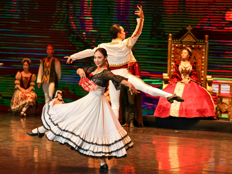 Ballet Hồ Thiên Nga lộng lẫy và đầy mê hoặc trên sân khấu Nhà hát Hồ Gươm  -0