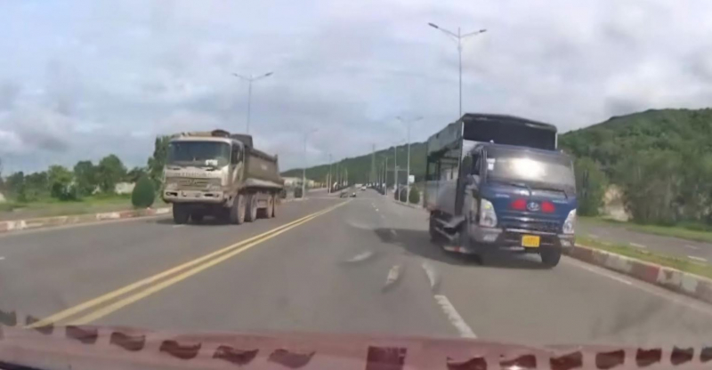 Xử lý tài xế lái xe tải đi không đúng làn đường qua clip người dân -0