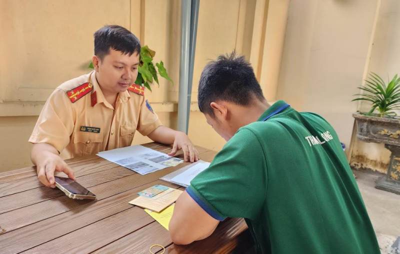 Xử lý tài xế lái xe tải đi không đúng làn đường qua clip người dân -1