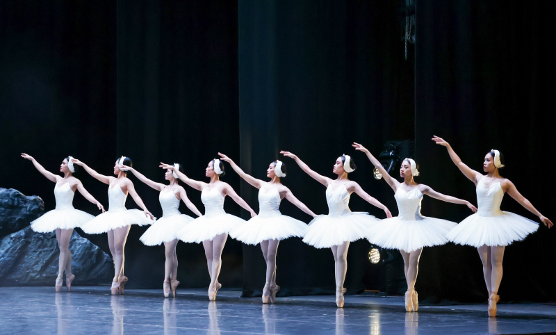 Ballet Hồ Thiên Nga lộng lẫy và đầy mê hoặc trên sân khấu Nhà hát Hồ Gươm  -0