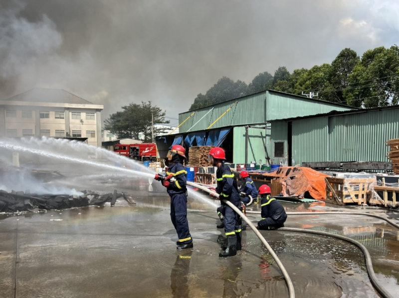 Khống chế đám cháy nhà xưởng rộng 3.000m2 ở Bình Dương -0