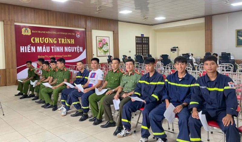 Gần 300 đoàn viên thanh niên Công an Quảng Trị hiến máu cứu người -0