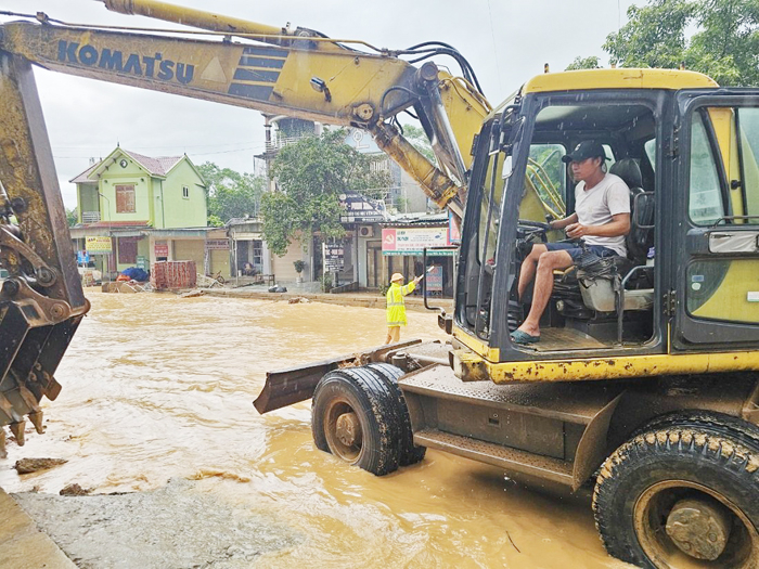 Nỗ lực bảo đảm an toàn giao thông và giúp dân trong mưa lũ -0