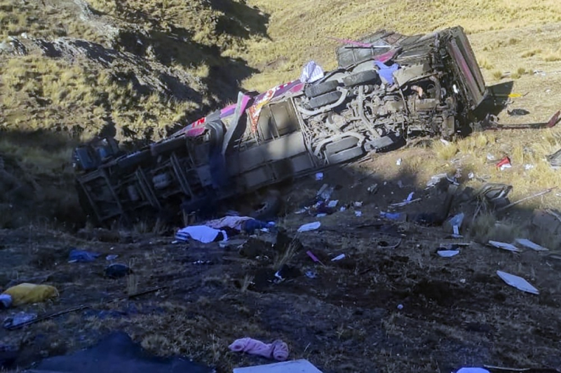 Xe buýt lao xuống vách đá ở Peru khiến 23 người chết -0