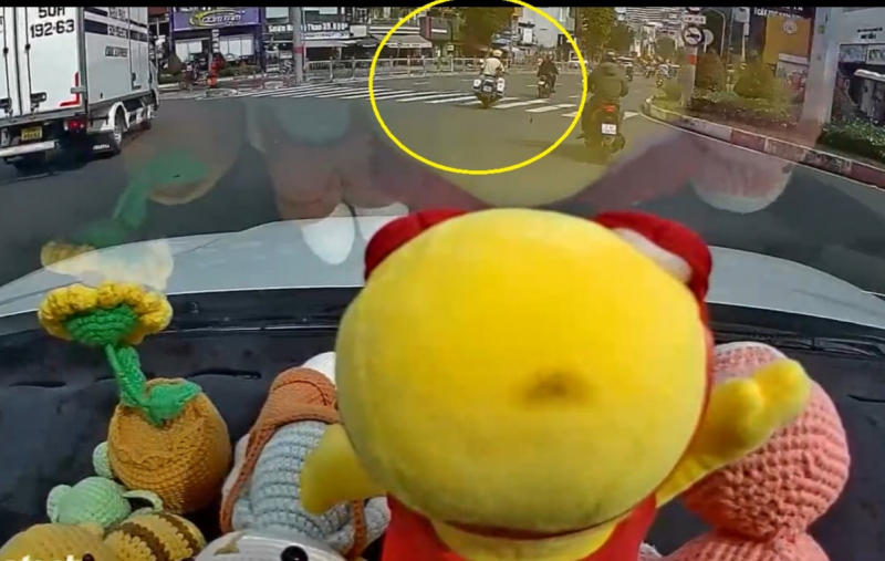 Hú còi, mở đường đưa bé 2 tháng tuổi sặc sữa tím tái  vào bệnh viện cấp cứu -0