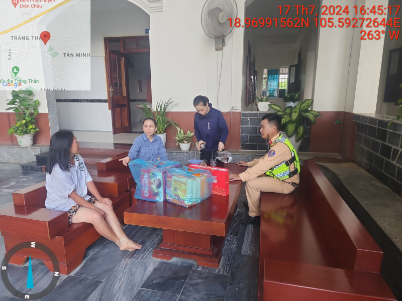 CSGT giúp người phụ nữ tâm thần đi lạc trên cao tốc về mái ấm -1