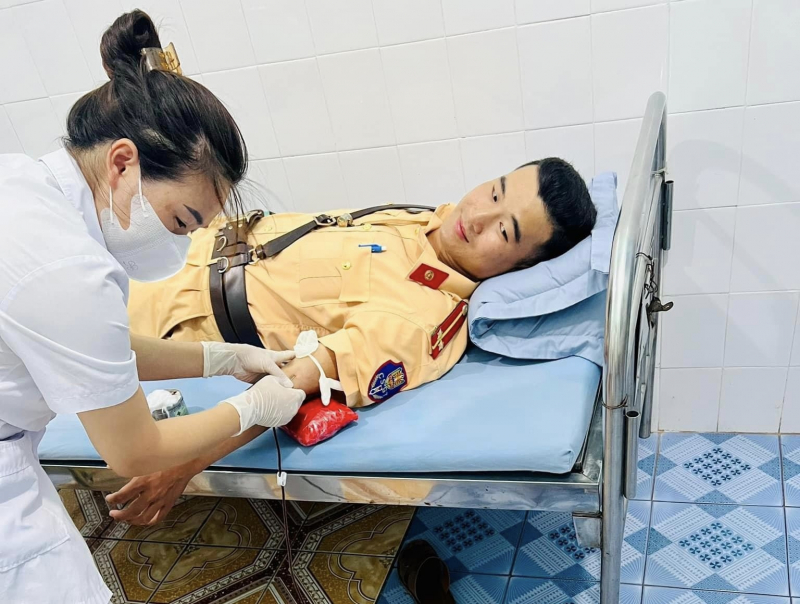 Cán bộ Công an huyện hiến máu cứu bệnh nhân qua cơn nguy kịch -0
